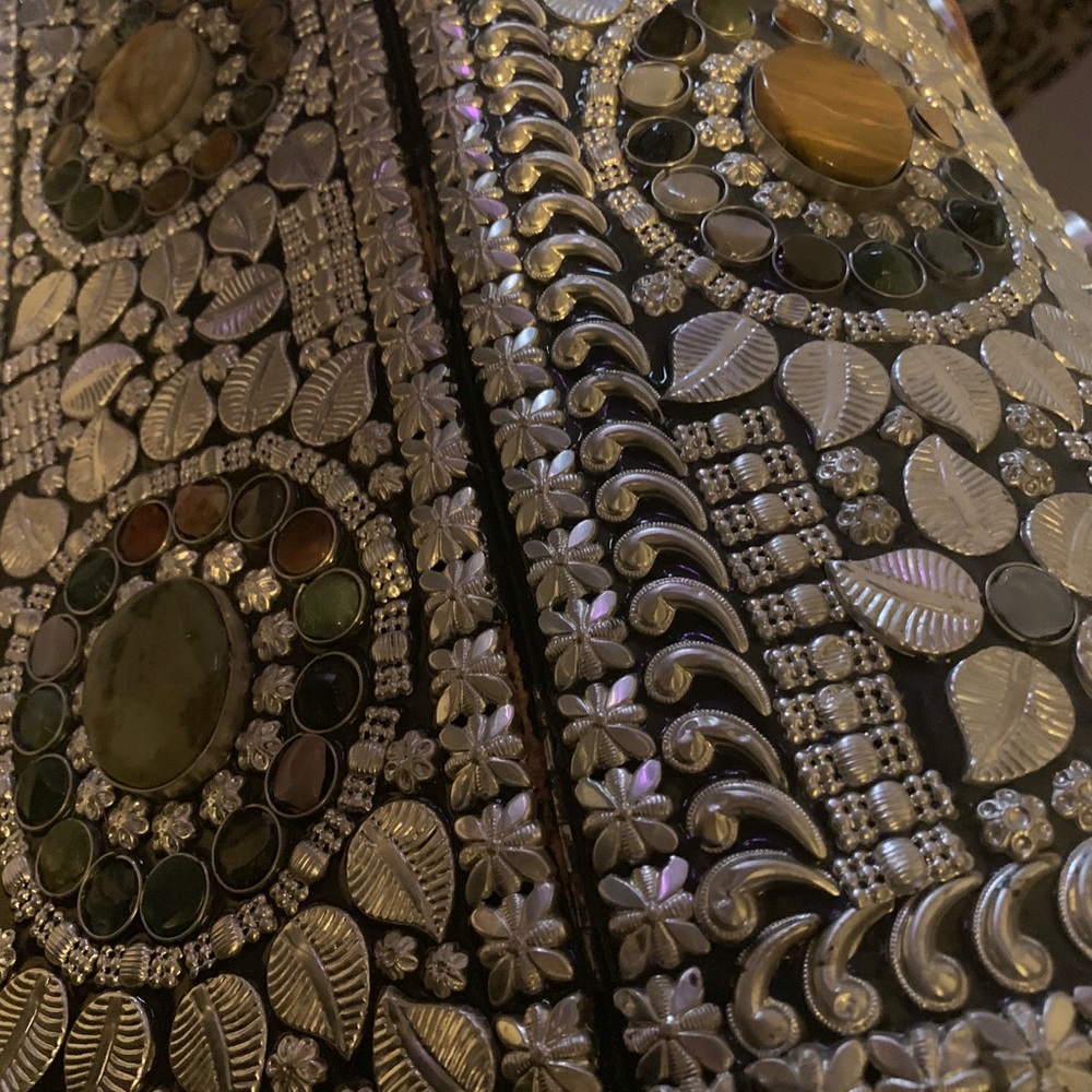 Handmade Sajai chest from India w/ agate stones - Picture 6 of 6